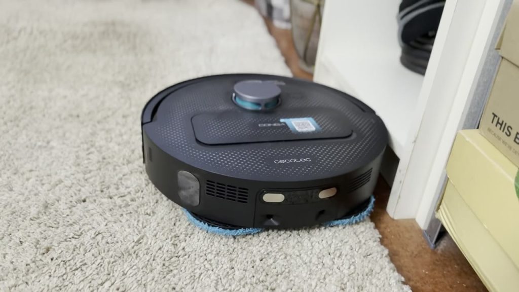 Cecotec Conga X50 X-Treme på en ljus heltäckningsmatta