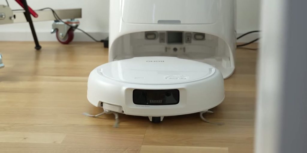 DJI Romo kör ut från sin station på trägolv