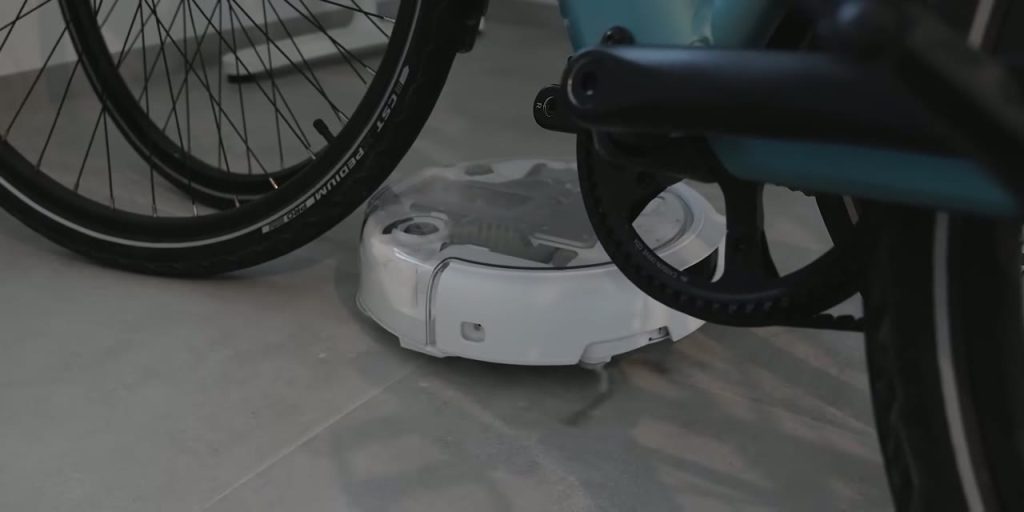 DJI Romo navigerar runt en cykel i en hall