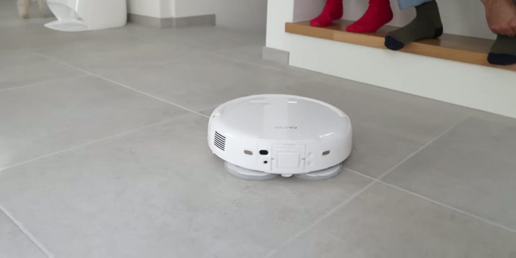 DJI Romo på ett ljust klinkergolv