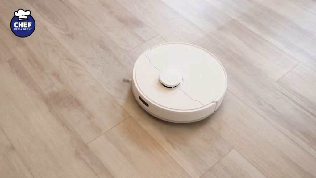 Dreame D10 Plus Gen 2 städar ett ljust laminatgolv