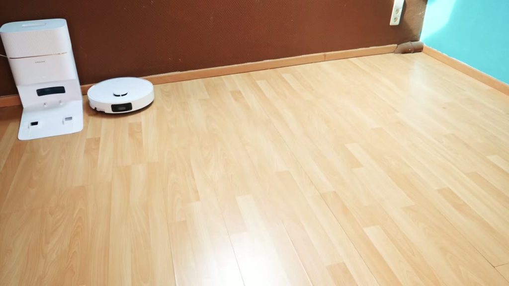 Dreame D20 Pro Plus och stationen i testarens rum med trägolv