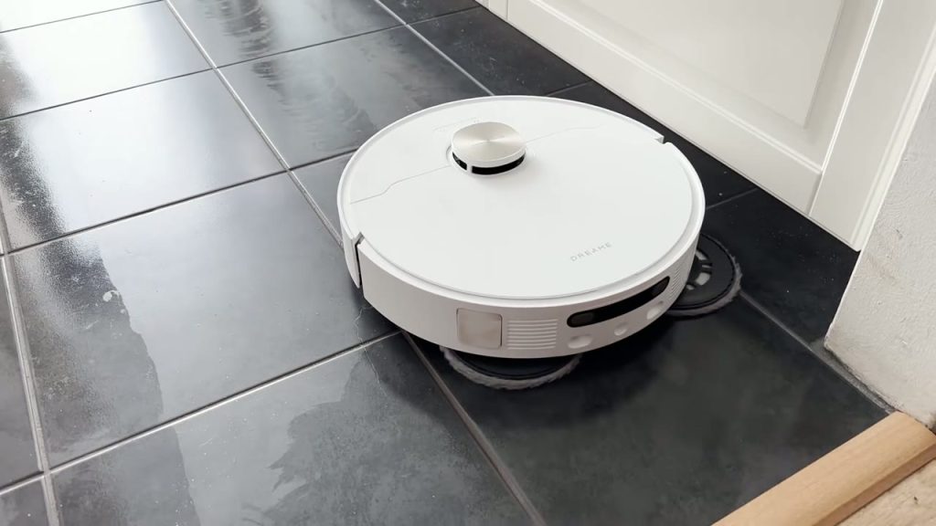 Dreame L10s Pro Ultra moppar ett mörkt klinkergolv