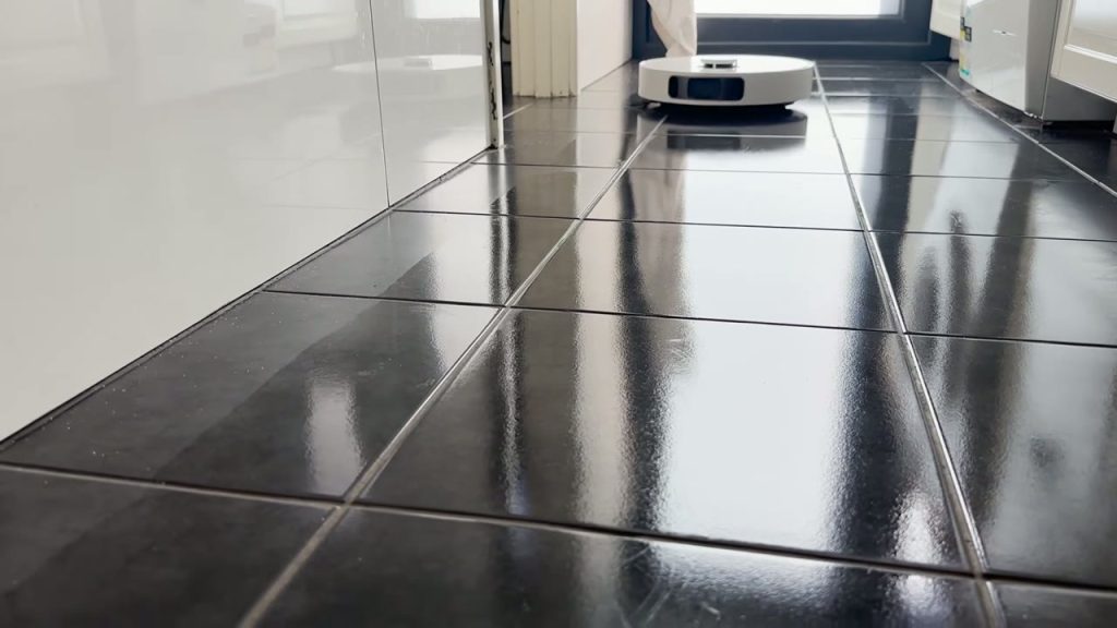 Dreame L10s Pro Ultra i en lång korridor med blanka klinkers