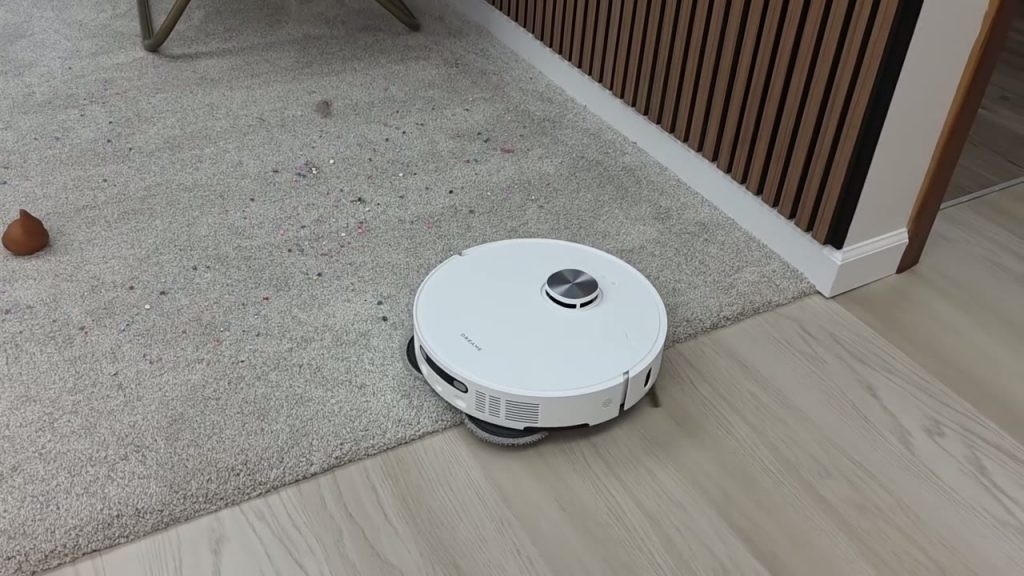 Dreame L10s Ultra Gen 2 kör från en matta mot ett hinder på golvet