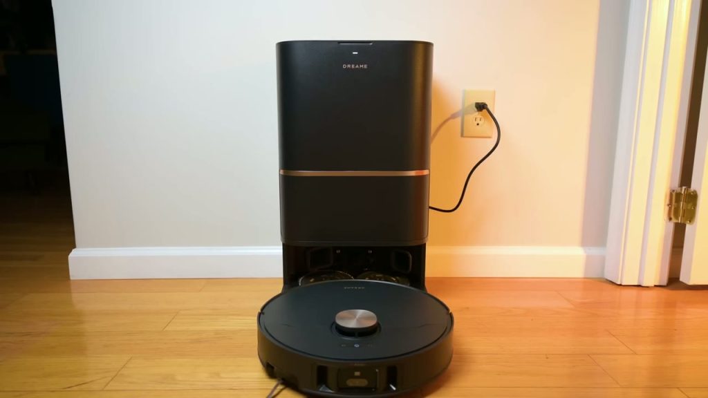 Dreame L50 Ultra framför sin station