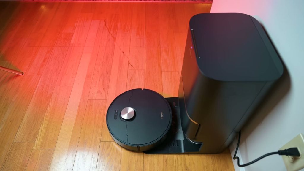 Dreame L50 Ultra kör in i stationen