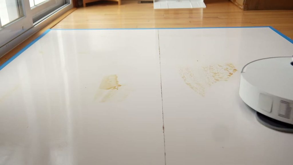 Dreame X60 Ultra moppar intorkade fläckar på testarens provgolv
