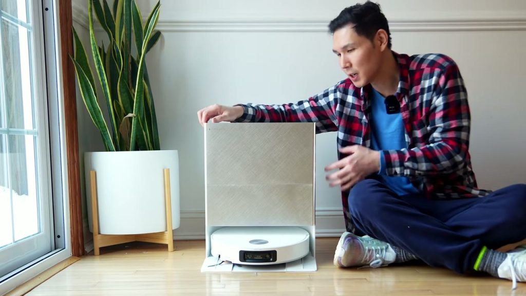 Testaren visar Dreame X60 Ultra i stationen