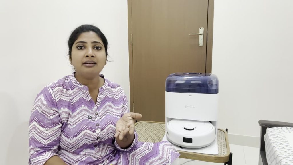 Ecovacs Deebot Mini och den kompakta stationen i ett sovrum