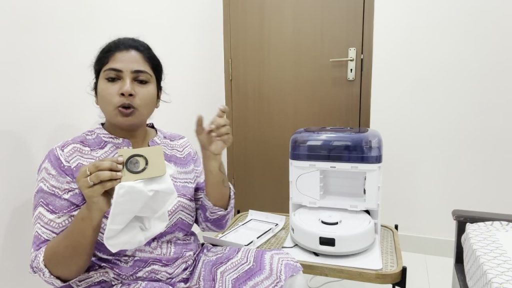 Testaren visar dammpåsen från stationen till Ecovacs Deebot Mini