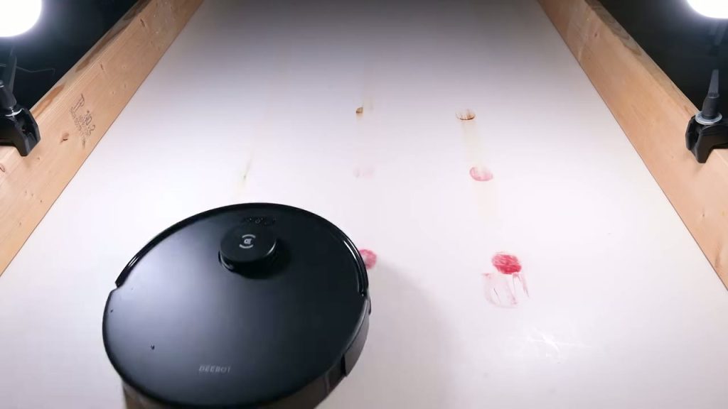 Ecovacs Deebot N20 Plus på testarens provgolv med fläckar