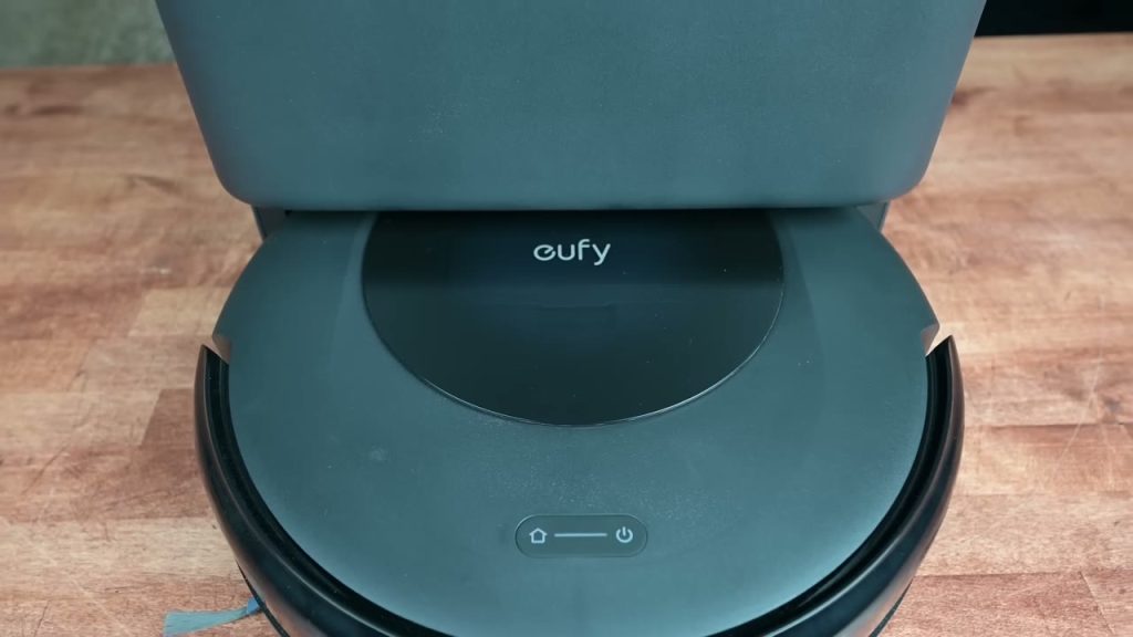 Eufy Omni C20 dockad i allt-i-ett-stationen