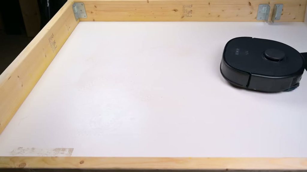 Eufy X10 Pro Omni på testarens provgolv för moppning