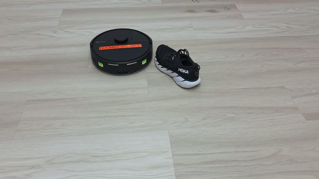 Roomba 105 Combo kör runt en sko på golvet