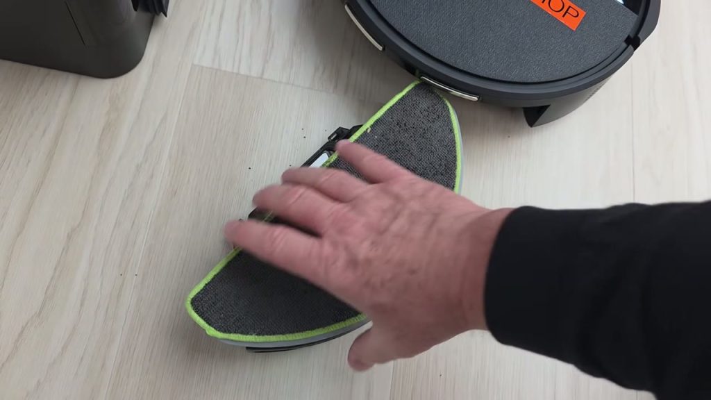 Moppdynan sätts på undersidan av Roomba 105 Combo
