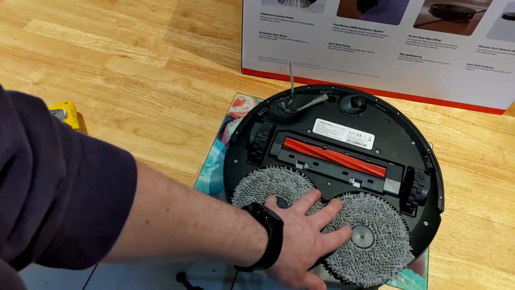 Undersidan av Roborock QR 798 med de roterande mopparna