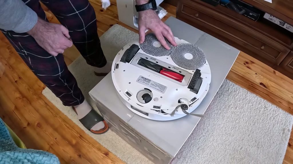 Undersidan av Roborock Qrevo Edge 5V1 med roterande moppar