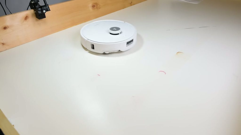 Roborock Qrevo Edge under moppningstestet på ett provgolv med fläckar