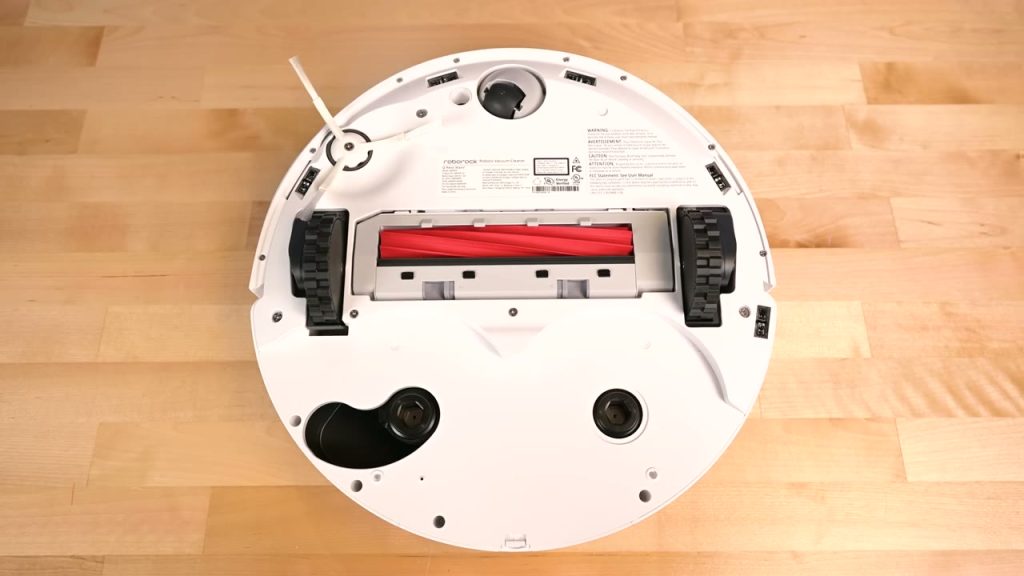 Undersidan av Roborock Qrevo MaxV med gummiborste och moppfästen