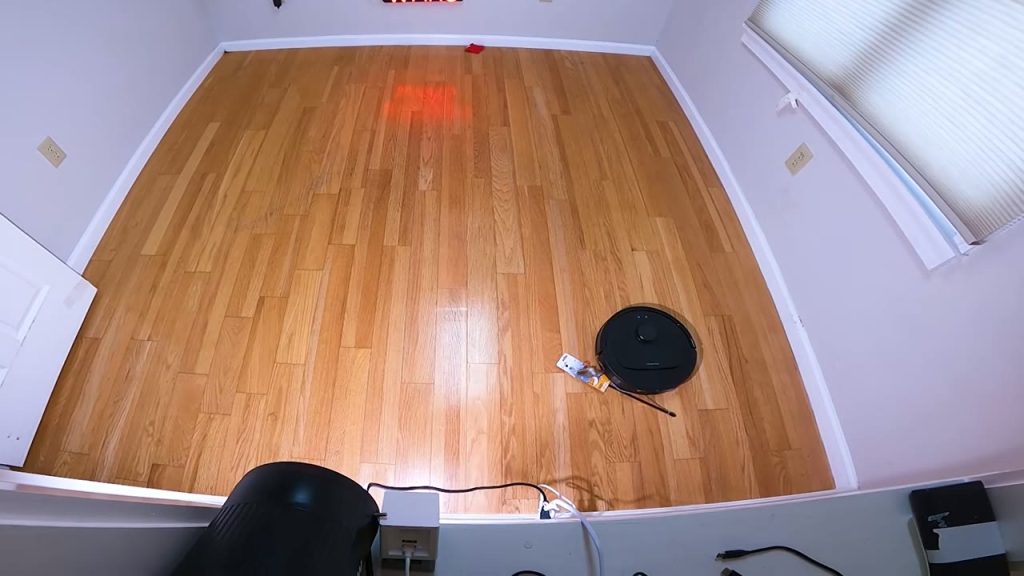 Roborock Qrevo S Pro i testarens rum med trägolv