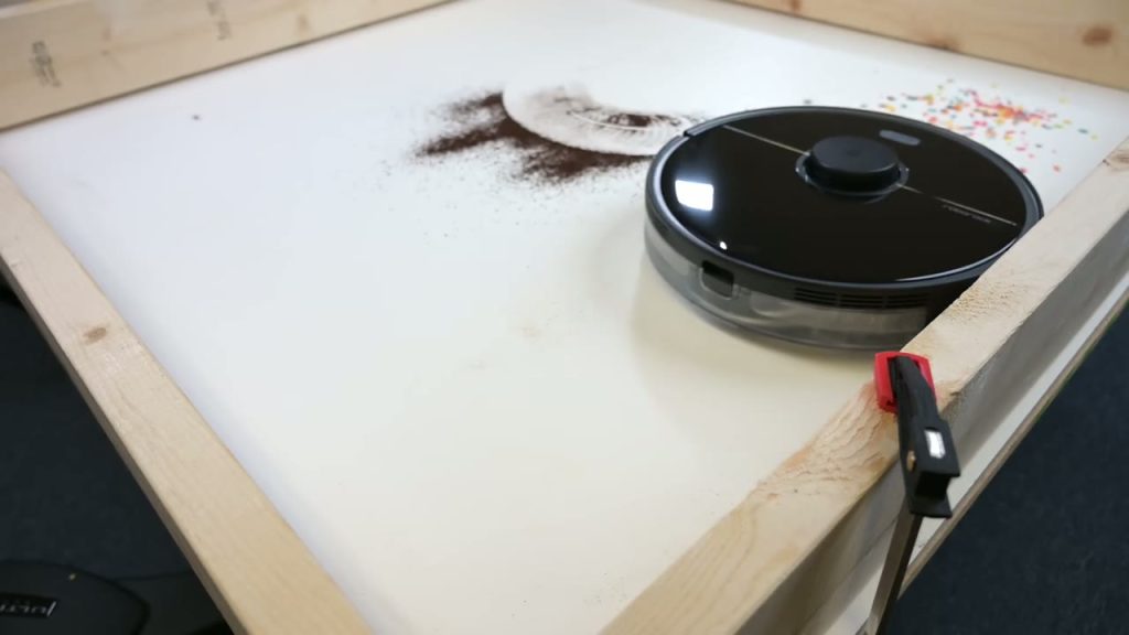 Roborock S5 Max dammsuger upp skräp på testarens provgolv