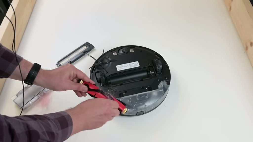 Huvudborsten tas ut ur Roborock S5 Max