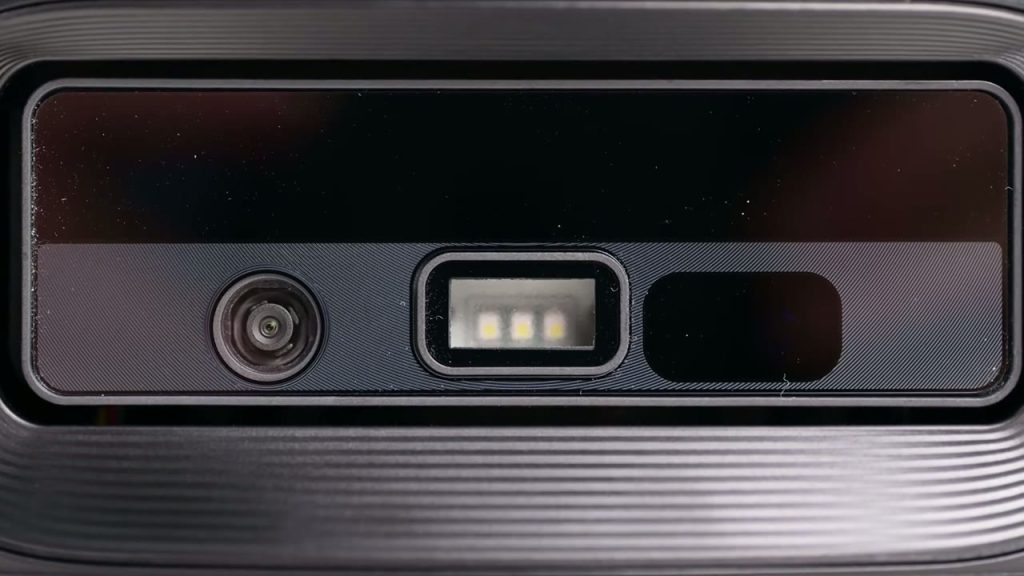 Närbild på fronten av Roborock Saros 20 Sonic med kamera och sensorer för hinderundvikande