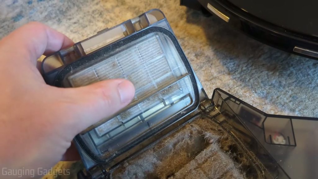 Dammbehållaren i Tapo RV20 Max Plus efter en körning