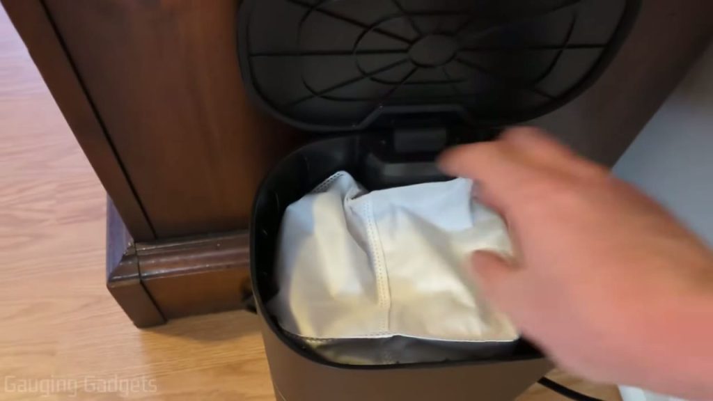 Dammpåsen tas ut ur stationen till Tapo RV20 Max Plus
