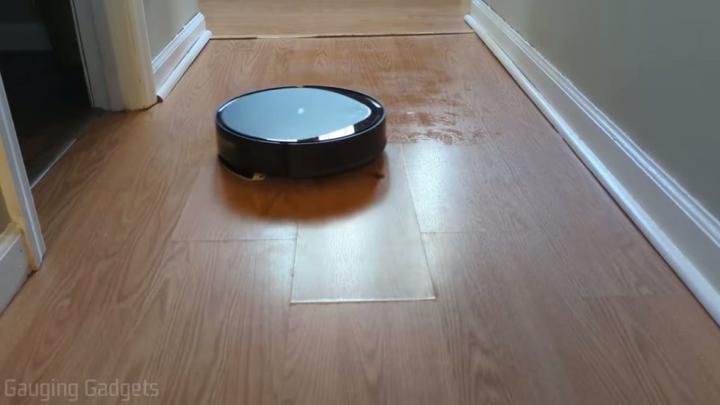 Tapo RV20 Max Plus städar ett trägolv i en hall