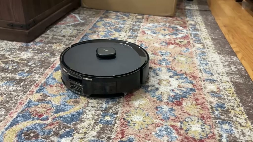 Tapo RV30 Max Plus på en mönstrad matta