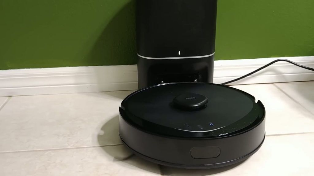 Tapo RV30 Max Plus framför sin självtömmande station