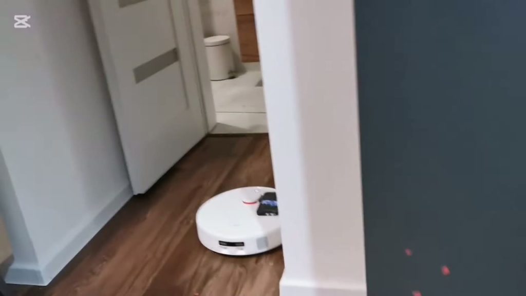 Xiaomi Robot Vacuum H40 städar i en hall med trägolv