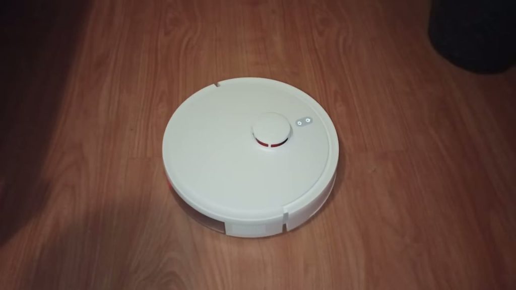 Xiaomi Robot Vacuum S20 på ett trägolv