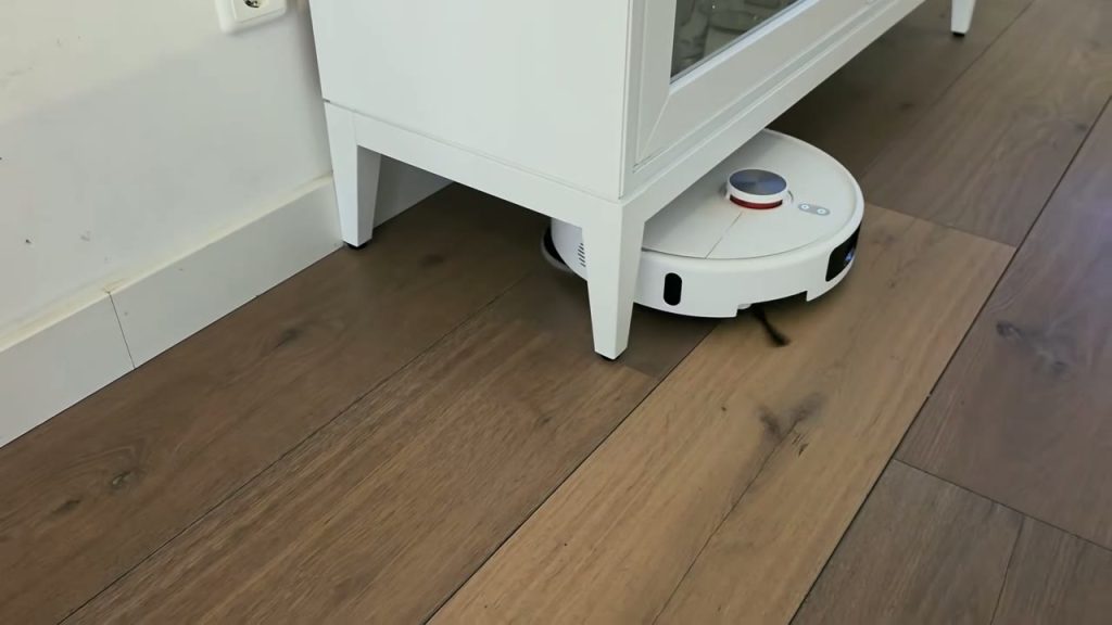 Xiaomi Robot Vacuum S40 Pro städar under en låg byrå