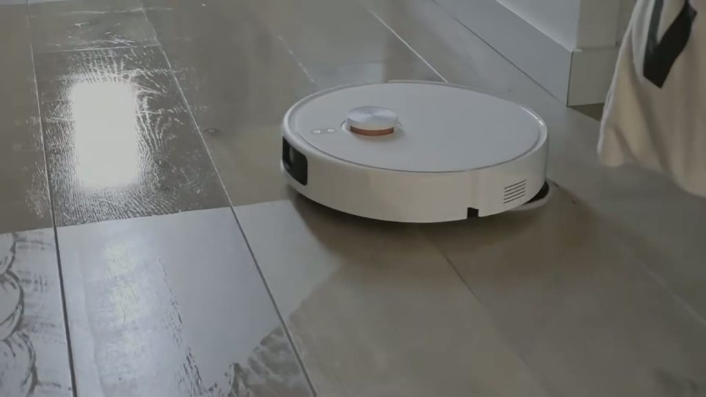 Xiaomi S40 Pro på ett blankt klinkergolv