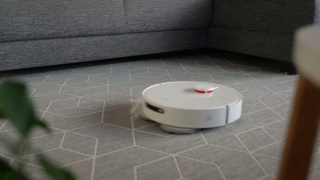 Xiaomi Robot Vacuum X20+ på en mönstrad matta i vardagsrummet